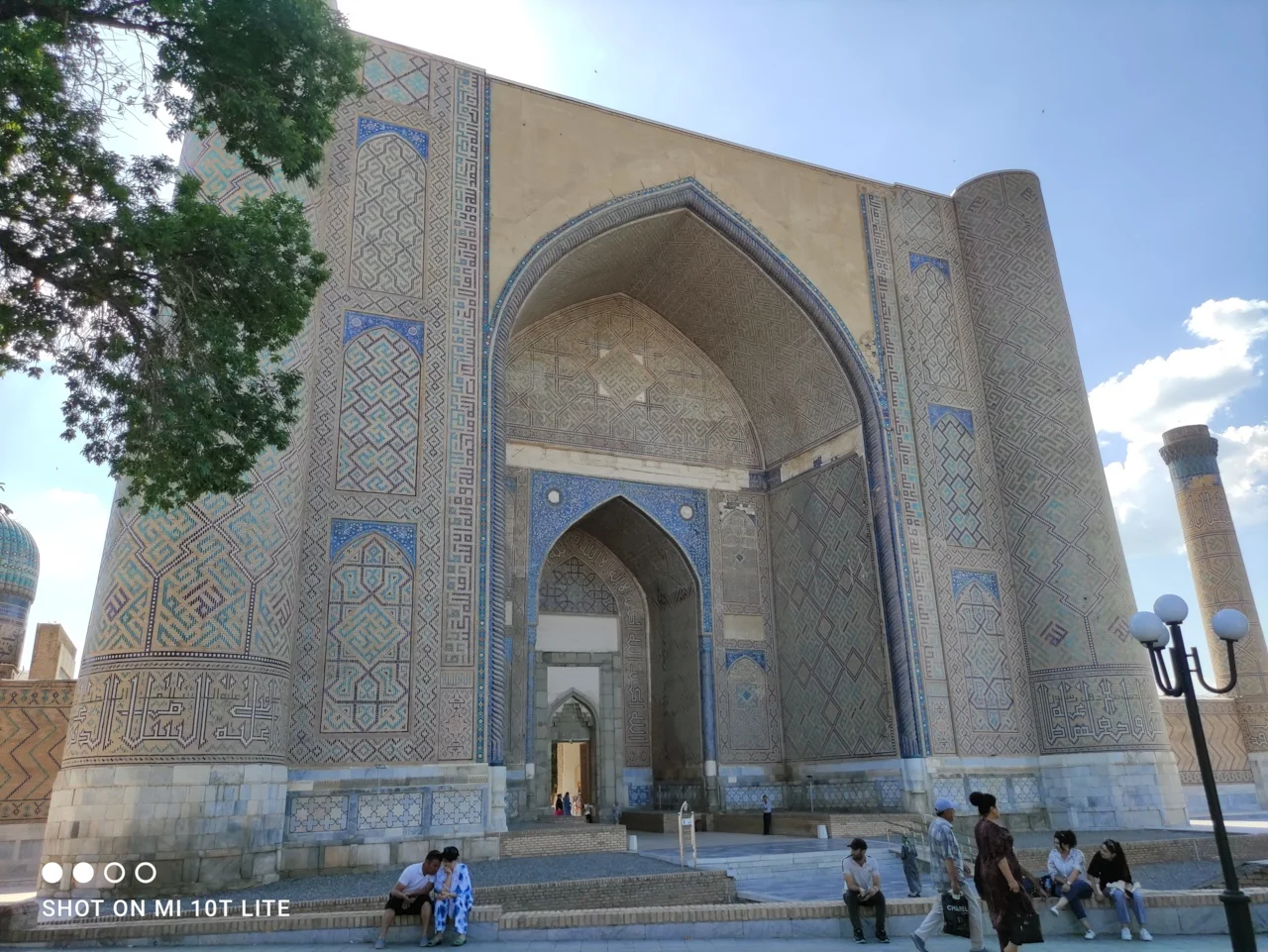 Intricate geometric pattern from an Uzbek specimen security thread